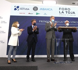 El exsecretario general de la OCDE, Ángel Gurría, tras recibir el I Premio Foro La Toja de manos de Su Majestad el Rey